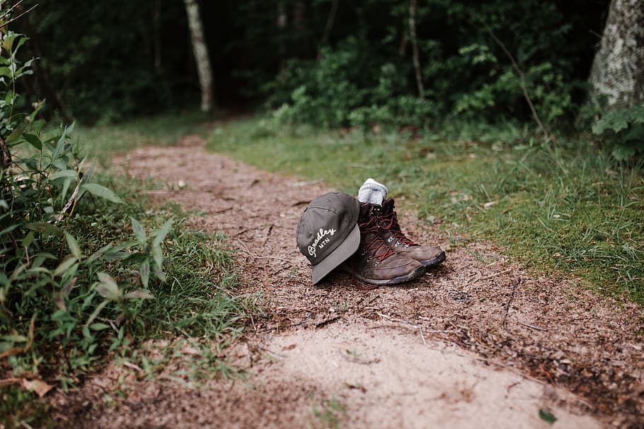 Paar, braun, Stiefel, schwarz, tailliert, Deckel, Pflanze, Land, Gras, Natur, Tag, Wachstum, Feld, Baum, selektiver Fokus, keine Leute, Wald, draußen, Schuh, grüne Farbe, verlassen, Abwesenheit, Schmutz, Fußweg, Sicherheit, 5K