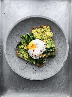 kogte mad, brød, morgenmad, lækker, æg, mad, frokost, måltid, plade, velsmagende, ovenfra, grøntsag, sund kost, mad og drikke, velvære, friskhed, direkte over, klar til at spise, stilleben, ingen mennesker, pocheret, indendørs, grå, stegt, tæt på, æggeblomme, stegt æg, 4K, CC0, offentligt domæne, royaltyfrie