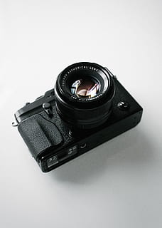 macchina fotografica nera, telecamera, elettronica, Camera digitale, lenti della macchina fotografica, videocamera, cinghia, copriobiettivo, ha parlato, ruota in lega, ruota, macchina, cerniera, adattatore, bronzo, pianta, fiore, fiorire, gladiolo, display, schermo, temi fotografici, girato in studio, tecnologia, sfondo bianco, singolo oggetto, macchina fotografica - attrezzatura fotografica, colore nero, obiettivo - strumento ottico, attrezzatura fotografica, ritagliare, in casa, avvicinamento, natura morta, copia spazio, lente - occhio, attrezzatura, Fotografare, nessuno, pelle, fotocamera reflex, 2K, CC0, dominio pubblico, privo di copyright