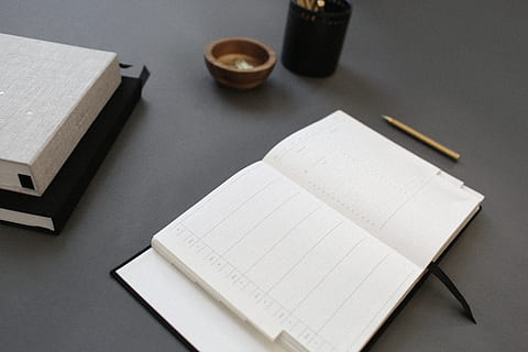 Åbn hvid notesbog, kop, skål, grå, papir, åben, notesbog, dagbog, dato, blyant, side, Bestil, kaffebord, bord, møbel, OpenBook, notesblok, årligt, planlægning, planner, skrivebord, indendørs, studio skud, høj vinkel visning, note pad, pen, ingen mennesker, krus, drikke, mad og drikke, offentliggørelse, gruppe af objekter, kopiere plads, kontor, tæt på, blank, forberedelse, lille gruppe af objekter, 5K, CC0, offentligt domæne, royaltyfrie