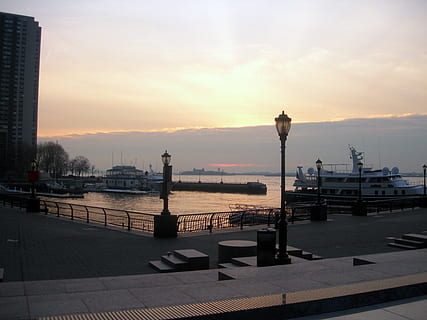 roaming nyc, acqua, cielo, tramonto, architettura, struttura costruita, esterno dell'edificio, natura, mezzi di trasporto, nuvola - cielo, nave nautica, città, fiume, modo di trasporto, porto, nessuno, luce del sole, all'aperto, costruzione, lungomare, edificio per uffici esterno, grattacielo, 2K, CC0, dominio pubblico, privo di copyright