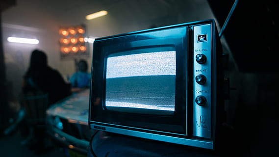 osoba, człowiek, ekran, elektronika, pokaz, monitor, urządzenie, piekarnik, telewizja, kuchenka mikrofalowa, złamany, stary telewizor, statyczny, zabytkowe, 60s, oscyloskop, komputer, pc, urządzenie elektryczne, technologia, telewizor, wewnątrz, kultura i rozrywka artystyczna, ekran urządzenia, branża filmowa, oświetlony, kontrola, ludzie, przemysł, oglądanie telewizji, skupić się na pierwszym planie, sprzęt, inwigilacja, dorosły, przypadkowi ludzie, nadawanie, studio telewizyjne, zbliżenie, filmowanie, program telewizyjny, naciśnij przycisk, wideo, 4K, CC0, domena publiczna, darmowe zdjęcia