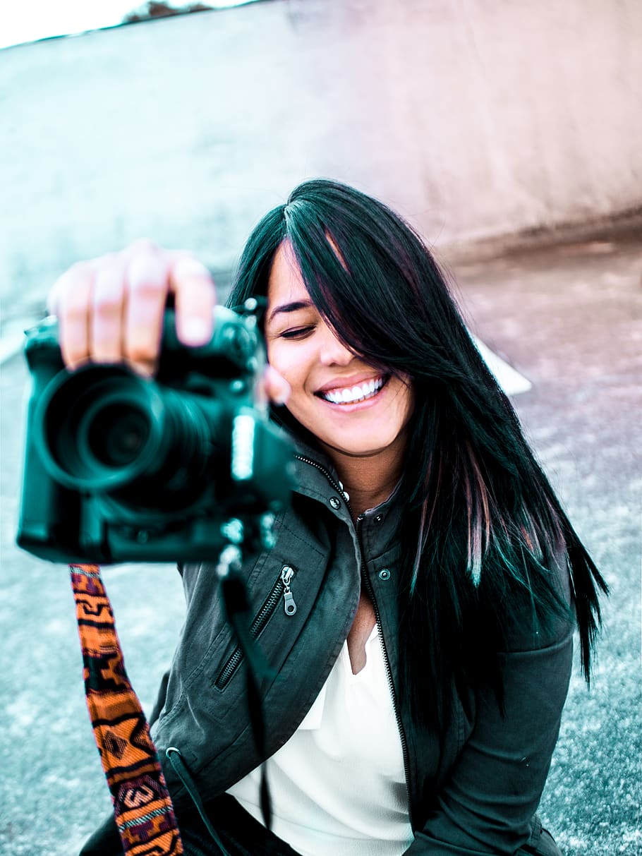 Mensch, Person, Kamera, Elektronik, Fotograf, Fotografie, Foto, weiblich, Porträt, Gesicht, Haar, Kostüm, Haut, schwarzes Haar, Finger, Cosplay, Videokamera, Menschen, Digitalkamera, bekleidung, eine Person, junger Erwachsener, junge Frau, lächelnd, Vorderansicht, halten, echte Menschen, Kamera betrachten, Kamera - Fotoausrüstung, Freizeitbeschäftigung, Glück, Lebensstile, Fotografie-Themen, lange Haare, Frau, Stehen, Erwachsene, Frisur, schöne Frau, draußen, 4K