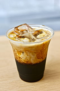 is kaffe, Forenede Stater, new york, blå flaske kaffe, dessert, mad, drikke, cocktail, drik, alkohol, cremebudding, fløde, creme, Brun, mad og drikke, forfriskning, drikkeglas, glas, tæt på, kaffe, husholdningsudstyr, kaffe - drikke, bord, isterning, friskhed, Frosset, indendørs, fokus på forgrunden, stilleben, ingen mennesker, kold temperatur, latte, 5K, CC0, offentligt domæne, royaltyfrie