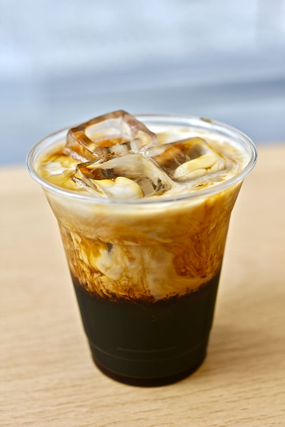 is kaffe, Forenede Stater, new york, blå flaske kaffe, dessert, mad, drikke, cocktail, drik, alkohol, cremebudding, fløde, creme, Brun, mad og drikke, forfriskning, drikkeglas, glas, tæt på, kaffe, husholdningsudstyr, kaffe - drikke, bord, isterning, friskhed, Frosset, indendørs, fokus på forgrunden, stilleben, ingen mennesker, kold temperatur, latte, 5K