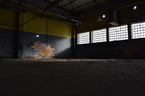 buit, edifici, interior, durant el dia, hangar, habitatge, kaiserslautern, Alemanya, antic edifici pfaff, magatzem, fàbrica, a l'interior, llum, arquitectura, finestra, sòls, paret, concret, loft, ombra, lloc perdut, pis, graffiti, abandonat, estructura construïda, espatllat, cap gent, aixafar, destrucció, funció de construcció de parets, dia, mal estat, arruïnat, trencat, desordenat, indústria, obsoleta, habitació domèstica, declivi, deteriorament, sostre, demolida, col·lapsant, pols, 5K, CC0, domini públic, lliure de regalies