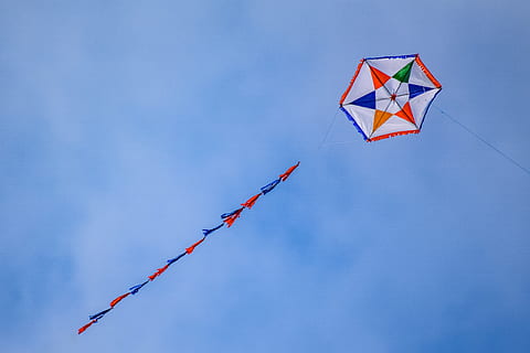 aquilone, volare, vento, divertimento, tempo libero, cielo, ricreazione, tradizione, shrove lunedì, lunedì pulito, dom, multicolore, blu, aquilone - giocattolo, volante, Inquadratura dal basso, natura, nessuno, cielo sereno, ambiente, mezz'aria, giorno, stringa, decorazione, all'aperto, celebrazione, forma, scia di vapore, 5K, CC0, dominio pubblico, privo di copyright