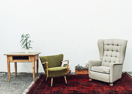 trapuntata, grigio, sedia a stoffa in tessuto, sedia, tavolino, tavolo, piantatore, pianta, pentola, tappeto, cemento, parete, vicolo, minimo, mezzo secolo, moderno, metà secolo moderno, Vintage ▾, mobilia, tavola, al di fuori, poltrona, posto a sedere, in casa, assenza, divano, soggiorno, nessuno, caratteristica della parete, natura, interno di casa, pianta in vaso, pavimentazione, stanza domestica, vuoto, legno - materiale, ripieni, tavolino da caffè, 5K, CC0, dominio pubblico, privo di copyright