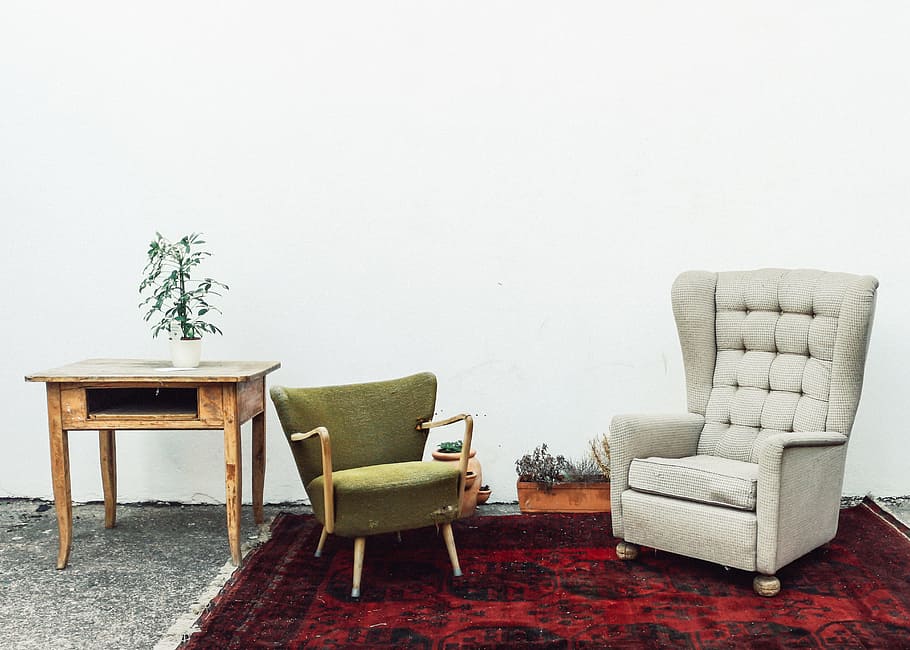 tufted, gris, cadira de tela amb volants, cadira, tauleta auxiliar, taula, jardinera, planta, olla, catifa, ciment, paret, carreró, mínim, mig segle, modern, mitjans de segle modern, vintage, mobles, pissarra, fora, butaca, seient, a l'interior, absència, sofà, sala d'estar, cap gent, funció de construcció de parets, naturalesa, interior de casa, planta en test, sòls, habitació domèstica, buit, material de fusta, farcit, taula de cafè, 5K