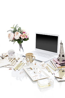 bærbar computer, omgivet, assorteret, elementer, blomstrende plante, blomst, plante, bord, stilleben, indendørs, teknologi, ingen mennesker, vase, computer, kopiere plads, meddelelse, studio skud, friskhed, offentliggørelse, skønhed i naturen, skrivebord, trådløs teknologi, natur, forbindelse, blomsterhoved, tastatur, 4K, CC0, offentligt domæne, royaltyfrie