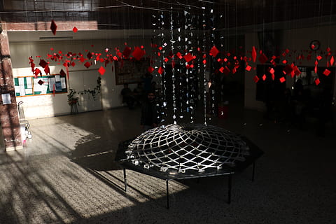 plexiglas, iris, ugyldig, arkitektur, manument, spejl, lys, fakultet, sol, rød, belyst, indendørs, bygget struktur, nat, hængende, natur, sæde, beholder, belysningsudstyr, bord, fritidsaktivitet, rigtige mennesker, bygning, gruppe af mennesker, mennesker, natteliv, 5K, CC0, offentligt domæne, royaltyfrie