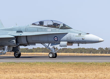 šedé stíhací letadlo, letadlo, letoun, vozidlo, přeprava, proud, warplane, 80 pláž rd, Austrálie, avalon, bombardér, vojenský, letiště, stíhací letoun, multi-role bojovník, f / a-18b sršeň, fotografie, obraz, stíhačka, let, způsob dopravy, leteckého vozidla, nebe, armáda, čisté nebe, den, letectvo, Příroda, boční pohled, pilot, vojenské letadlo, nikdo, venku, létající, kokpitu, letecký a kosmický průmysl, vláda, 2K, CC0, veřejná doména, bez autorských práv