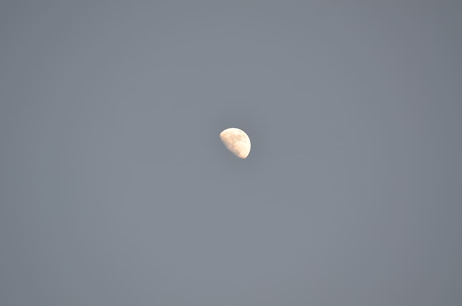 Tagesmond, Mond, Himmel, Platz, Astronomie, Nacht-, Schönheit in der Natur, ruhige Szene, keine Leute, Szenen - Natur, Ruhe, Flachwinkelansicht, Natur, planetarischer Mond, idyllisch, klarer Himmel, kopieren sie platz, draußen, Astrologie, Naturphänomen, Weltraumforschung, Weltraum und Astronomie, Finsternis, Mondlicht, 4K