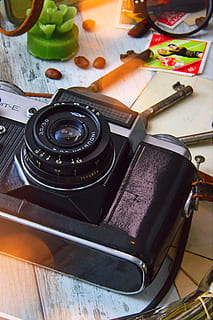 negro, gris, cámara, mesa, junto a, llaves maestras, fondo, de cerca, equipo, atención, adentro, instrumento, llaves, lente, larga exposición, sellos, tecnología, madera, de madera, vista de alto ángulo, cuchillo de cocina, naturaleza muerta, papel, tabla de cortar, nadie, vegetal, alimentación saludable, comida, preparación, comida y bebida, libro, material de madera, bienestar, publicación, temas de fotografia, 5K, CC0, dominio público, libre de derechos