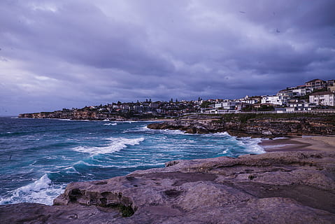 Häuser, Meereswasser, Strand, Wolken, Küste, Tageslicht, Landschaft, Natur, Ozean, Felsen, felsige Küste, szenisch, Meer, seelandschaft, Himmel, Tourismus, Stadt, Dorf, Wasser, Wellen, wolke - himmel, Land, die Architektur, gebaute Struktur, Gebäudehülle, Schönheit in der Natur, Rock, Rock - Objekt, Szenen - Natur, Stadt, solide, bedeckt, keine Leute, draußen, Kraft in der Natur, 4K, CC0, gemeinfrei, lizenzfrei