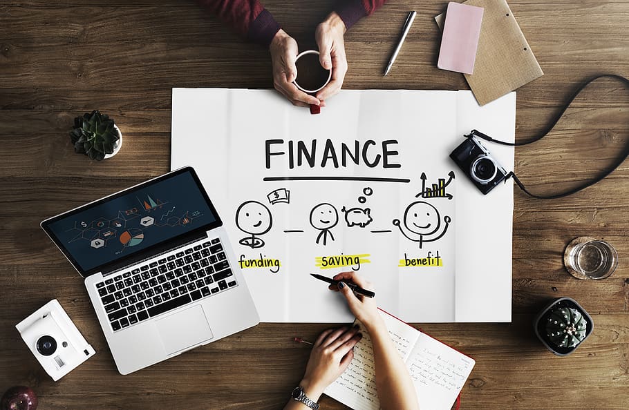 schwarz, Point-and-Shoot-Kamera, MacBook, Profi, Apfel, Brainstorming, Kamera, Nahansicht, Kaffeetasse, Unternehmen, Daten, Schreibtisch, Trinkglas, Wirtschaft, Finanzen, finanziell, Flatlay, Finanzierung, Hände, drinnen, Investition, Laptop, Treffen, Büro, Stifte, Menschen, Planung, Pflanzen, Ersparnisse, Anlaufen, Technologie, Ansicht von oben, Frau, Holz, Holztisch, Schreiben, Tabelle, menschliche Hand, Kommunikation, eine Person, Hand, echte Menschen, westliche Schrift, Text, Papier-, menschliches Körperteil, High Angle View, halten, Essen und Trinken, Stift, Holz - Material, Tasse, Computer, kabellose Technologie, Finger, 1080P