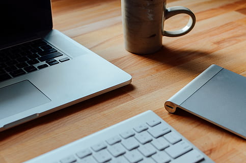 laptop, appel, macbook, computer, browser, Onderzoek, bedrijf, zakelijke, werk, bureau, koffie, breken, kantoor, Draadloze technologie, tafel, communicatie, verbinding, technologie, binnenshuis, kop, drinken, geen mensen, eten en drinken, computerapparatuur, detailopname, mok, toetsenbord, koffiekop, meubilair, stilleven, 4K, CC0, publiek domein, royaltyvrij