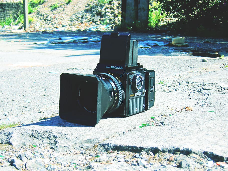 Fotoaparát, retro, retro fotoaparát, retro tech, technologie, fotografování, starý fotoaparát, foto blog, objektiv, podnikání, Příroda, den, slunečního světla, nikdo, venku, detail, zaměřit se na popředí, přistát, pole, rostlina, stín, fotografická témata, strom, jeden objekt, fotografické vybavení, fotoaparát - fotografické vybavení, kontejner, digitální fotoaparát, 2K