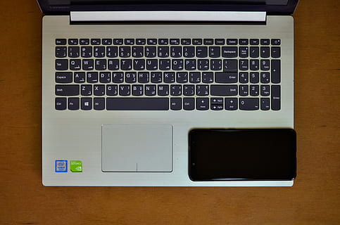 computer, Komputer, smartphone, teknologi, bedst, meddelelse, trådløs teknologi, bærbar, forbindelse, bærbar informationsenhed, indendørs, computerudstyr, direkte over, bord, computer tastatur, ingen mennesker, tastatur, tæt på, høj vinkel visning, træ - materiale, brev, smart telefon, blank, 4K, CC0, offentligt domæne, royaltyfrie