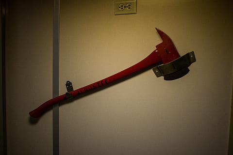 Canada, Goderich, ascia, rosso, fuoco, ecco Johnny, in casa, nessuno, arma, singolo oggetto, avvicinamento, cartello, segnale di pericolo, pistola, questioni sociali, coltello - arma, violenza, Entrata, acuto, legno - materiale, comunicazione, caratteristica della parete, sicurezza, porta, protezione, aggressione, 5K, CC0, dominio pubblico, privo di copyright