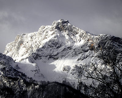 penya-segat de muntanya, cobert, neu, foto del paisatge dels arbres, núvols, fred, la llum del dia, durant el dia, alt, gel, paisatge, majestuós, muntanya, cim de muntanya, naturalesa, fotografia de natura, a l'aire lliure, pic, escènic, cel, muntanyes cobertes de neu, arbres, hivern, paisatge d'hivern, imatges de drets d’autor, temperatura de fred, bellesa a la natura, escenics - natura, muntanya nevada, medi ambient, Serra, núvol - cel, cap gent, tranquil·litat, escena tranquil·la, pi, arbre de coníferes, 2K, CC0, domini públic, lliure de regalies