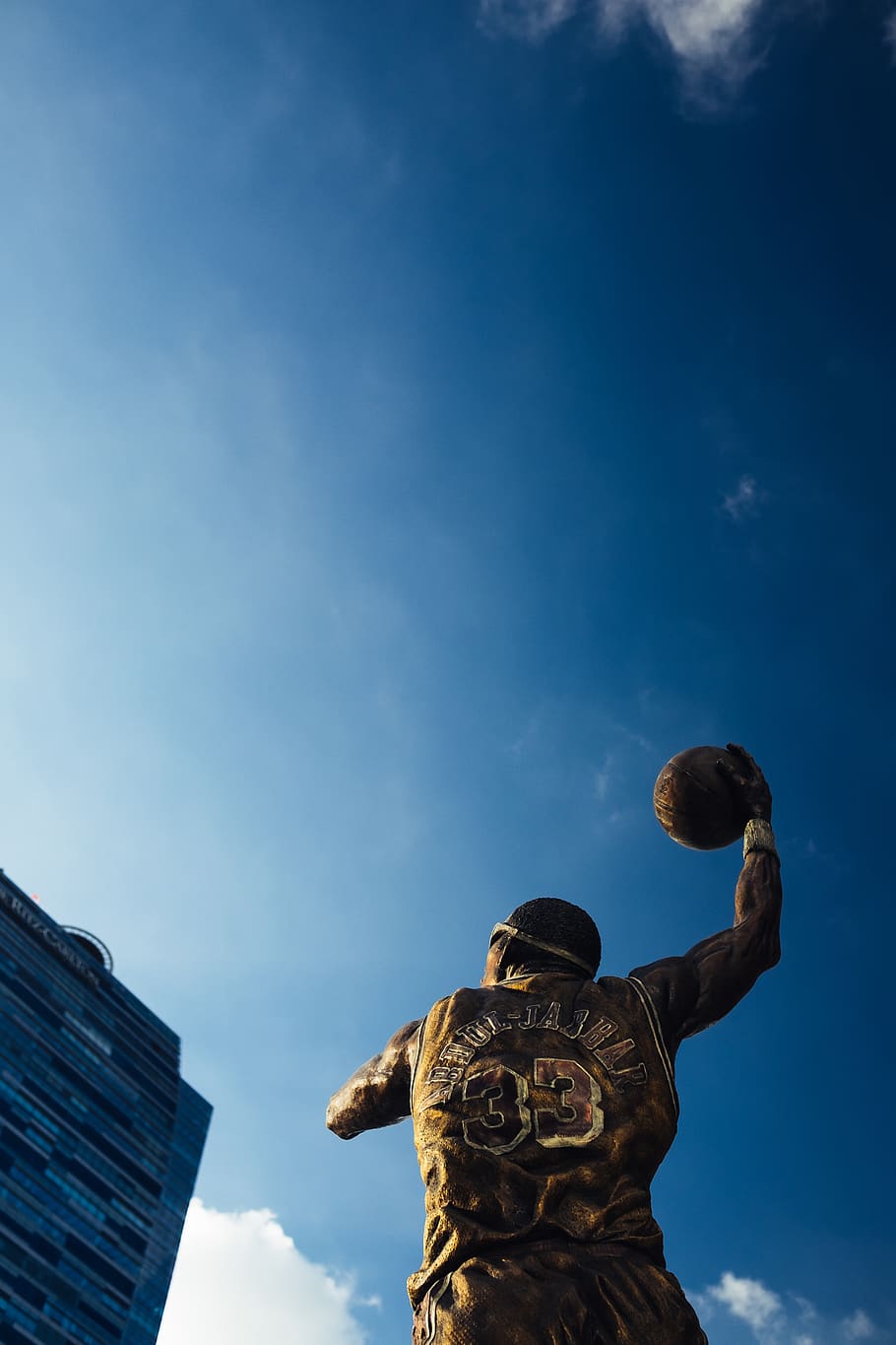 estàtua del jugador nba, persona, humà, gent, centre de grapes, Els angels, Estats Units d'Amèrica, roba, edifici d'oficines, edifici, esport, esport d’equip, equip, esports, esfera, casc, urbà, fotografia, foto, ciutat, cel, vista d’angle baix, art i artesania, arquitectura, escultura, estructura construïda, representació, núvol - cel, dia, naturalesa, representació humana, creativitat, estàtua, exterior de l'edifici, cap gent, blau, artesania, espiritualitat, a l'aire lliure, ornamentat, talla, 4K