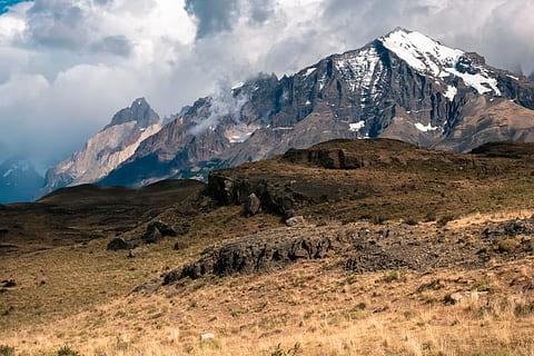 muntanyes cobertes de neu, naturalesa, muntanya, a l'aire lliure, Serra, pic, parc nacional de torres del paine, altiplà, gel, sòl, paisatge, carretera, Patagonia, xile, torres del paine, edifici, habitatge, camp, grava, Carretera bruta, neu, cel, escenics - natura, bellesa a la natura, núvol - cel, medi ambient, temperatura de fred, hivern, escena tranquil·la, muntanya nevada, tranquil·litat, escena no urbana, dia, cap gent, cim de muntanya, formació, 5K, CC0, domini públic, lliure de regalies