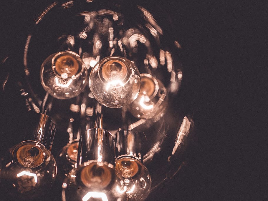 luce, lampadina, lampada, buio, minimo, arredamento, interior design, interno, luci, accogliente, illuminazione, bolla, luccichio, bagliore, calligrafia, testo, grafia, fisheye, apparecchio di illuminazione, in casa, nessuno, sospeso, avvicinamento, natura morta, attrezzatura per l'illuminazione, Inquadratura dal basso, metallo, gruppo di oggetti, utensile da cucina, vetro - materiale, girato in studio, scelta, grande gruppo di oggetti, variazione, illuminato, attrezzature domestiche, sfondo nero, brillante, 4K