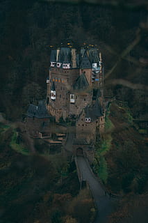 brunt slott, arkitektur, bygge eksteriør, bygget struktur, bygning, ingen folk, hus, høy vinkel visning, natur, boligområde, land, anlegg, tre, utendørs, dag, historie, gammel, forlatt, by, felt, 5K, CC0, offentlig domene, opphavsrett gratis