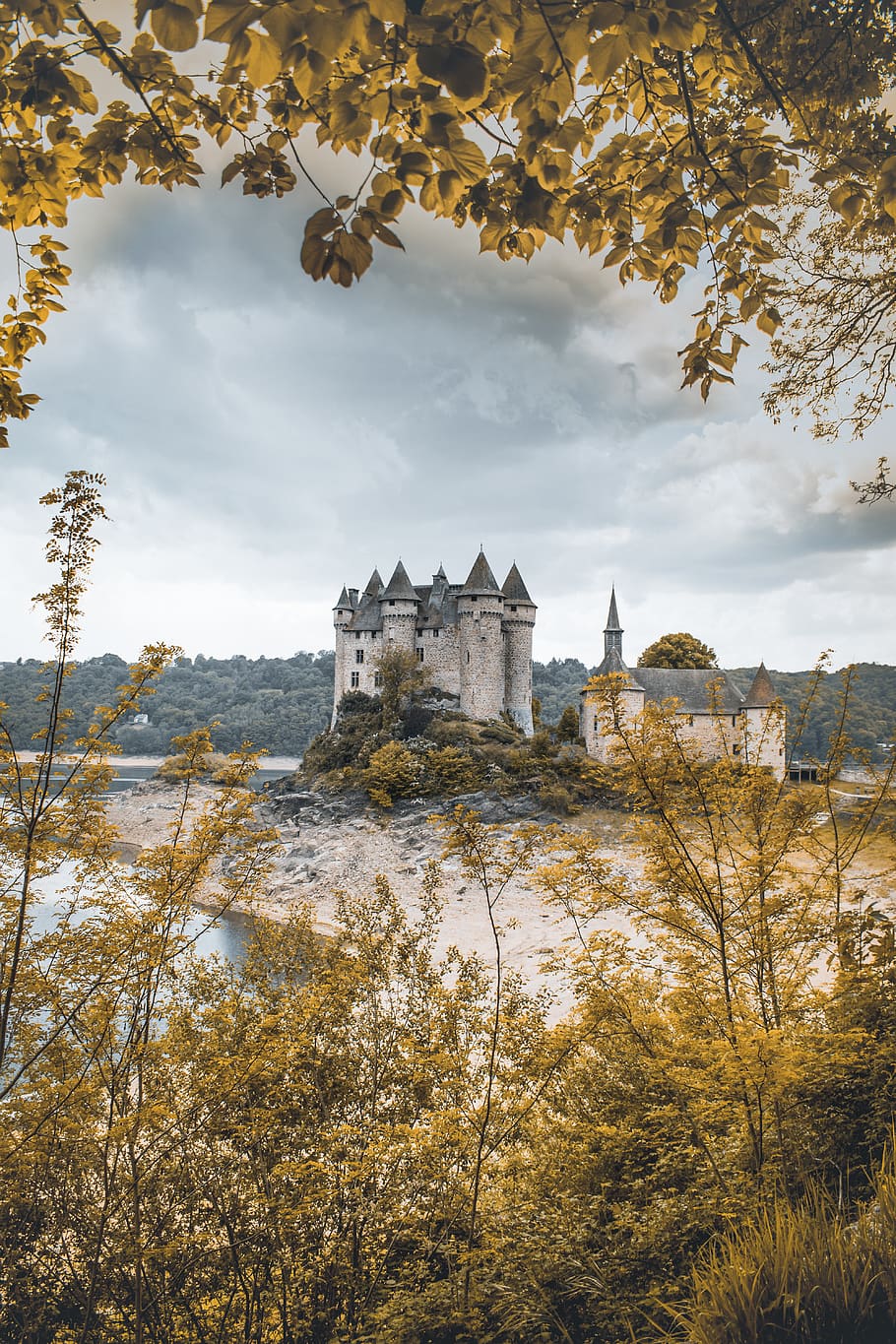 grigio, castello, cielo, architettura, costruzione, forte, natura, all'aperto, scenario, fossato, alloggiamento, pianta, albero, guglia, campanile, Torre, paesaggio, monastero, tronco d'albero, olandese, città universitaria, rovine, struttura costruita, esterno dell'edificio, nuvola - cielo, luogo di culto, religione, storia, nessuno, spiritualità, il passato, credenza, Inquadratura dal basso, destinazioni di viaggio, abbazia, 5K