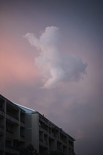 grigio, calcestruzzo, costruzione, nuvole, urbano, città, nube, cielo, alloggiamento, condominio, alto aumento, cittadina, biella, Italia, tempo metereologico, all'aperto, natura, Cloudscape, cumulo, rosa, buio, edificio per uffici, esterno dell'edificio, architettura, nuvola - cielo, struttura costruita, nessuno, tramonto, Inquadratura dal basso, bellezza nella natura, crepuscolo, giorno, tempesta, fumo - struttura fisica, sezione alta, industria, potere in natura, 5K, CC0, dominio pubblico, privo di copyright