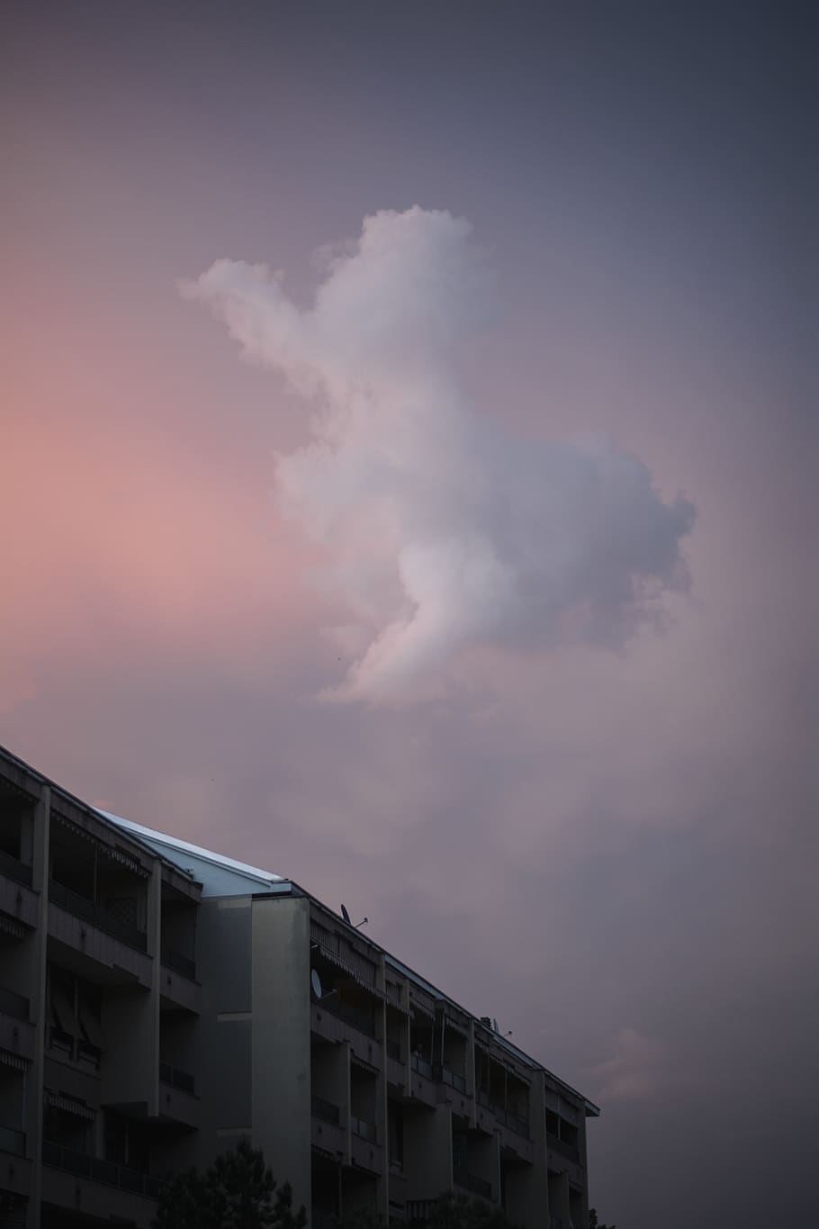 gris, concret, edifici, núvols, urbà, ciutat, núvol, cel, habitatge, edifici d'apartaments, de gran alçada, biella, Itàlia, temps, a l'aire lliure, naturalesa, cloudscape, Cúmulus, rosa, fosc, edifici d'oficines, exterior de l'edifici, arquitectura, núvol - cel, estructura construïda, cap gent, posta de sol, vista d’angle baix, bellesa a la natura, vespre, dia, tempesta, fum - estructura física, secció alta, indústria, poder a la natura, 5K
