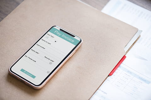 blanc, smartphone Android, Haut, marron, dossier, téléphone portable, dispositif, électronique, facture d'achat, iphone, mobile, Paiement, téléphone, recettes, écran, téléphone intelligent, La technologie, écran tactile, sans fil, la communication, Technologie sans fil, dispositif d'information portable, lien, nature morte, à l'intérieur, table, vue grand angle, fermer, papier, personne, nombre, écran de l'appareil, affaires, journée, portabilité, formalités administratives, 4K, CC0, domaine public, libre de droits
