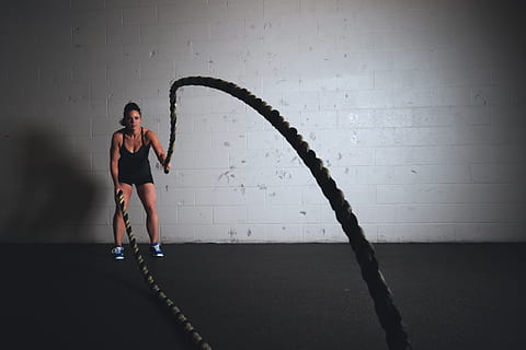 γυναίκα, κράτημα, τα σχοινιά άσκησης, crossfit, καταλληλότητα, γυμναστήριο, υγεία, εντός κτίριου, πρόσωπο, σχοινάκι άλμα, σχοινιά, άθλημα, πλήρους μήκους, ένα άτομο, casual ρούχα, είδη ένδυσης, τρόπους ζωής, ορθοστασία, χαρακτηριστικό δόμησης τοίχου, ενήλικος, νέος ενήλικας, αληθινοί άνθρωποι, αθλητικά ρούχα, υγιεινός τρόπος ζωής, πορτρέτο, εμπρόσθια όψη, γυναίκες, κοιτάζοντας την κάμερα, όμορφη γυναίκα, χτένισμα, πόδι, 2K, CC0, δημόσιος τομέαςα, χωρίς δικαιώματαe