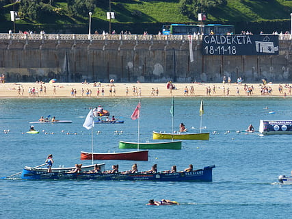 regata, euskadi, vogatori, canottaggio, Traineras, conchiglia, donosti, acqua, nave nautica, mezzi di trasporto, persone reali, gruppo di persone, grande gruppo di persone, lungomare, struttura costruita, modo di trasporto, architettura, mare, folla, giorno, uomini, natura, stili di vita, donne, esterno dell'edificio, all'aperto, 4K, CC0, dominio pubblico, privo di copyright