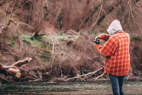 Bos, winter, rivier-, bomen, fotograaf, camera, meisje, jas, koude, een persoon, fabriek, land-, boom, staand, natuur, casual kleding, fotografie thema's, dag, vrijetijdsbesteding, echte mensen, fotograferen, focus op de voorgrond, levensstijlen, drie kwart lengte, activiteit, bezit, technologie, water, buitenshuis, warme kleding, kap - kleding, 5K, CC0, publiek domein, royaltyvrij