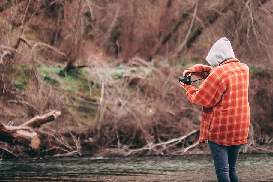 Bos, winter, rivier-, bomen, fotograaf, camera, meisje, jas, koude, een persoon, fabriek, land-, boom, staand, natuur, casual kleding, fotografie thema's, dag, vrijetijdsbesteding, echte mensen, fotograferen, focus op de voorgrond, levensstijlen, drie kwart lengte, activiteit, bezit, technologie, water, buitenshuis, warme kleding, kap - kleding, 5K