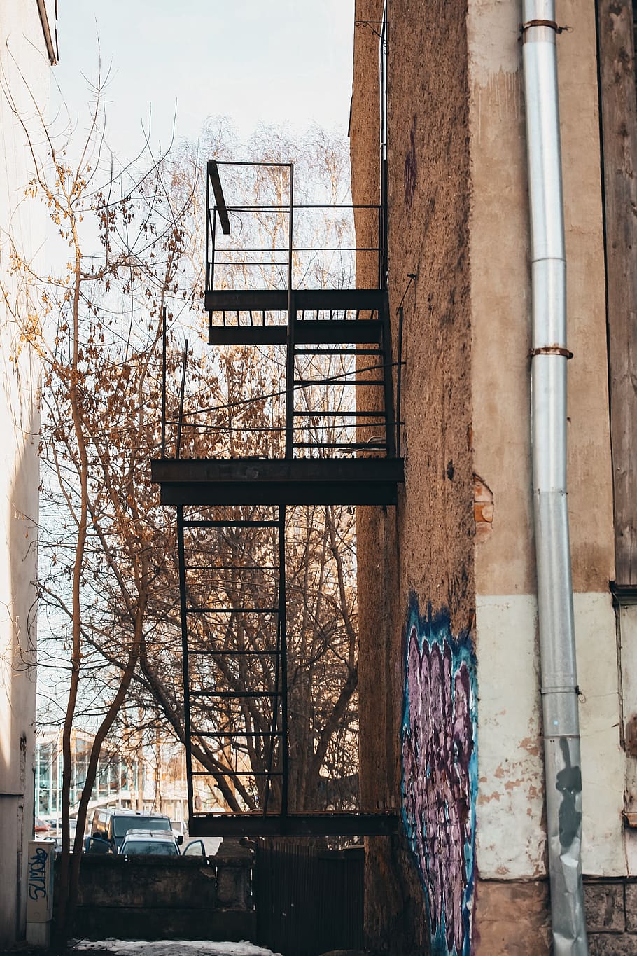 escales buides, barana, paret, planta, art, pintura, mural, fusta, arbre, decoració de la llar, transport, vehicle, Camí, bicicleta, graffiti, finestra, fusta contraxapada, ciutat, arquitectura, estructura construïda, exterior de l'edifici, cap gent, dia, edifici, a l'aire lliure, arbre nu, naturalesa, metall, vista d’angle baix, abandonat, funció de construcció de parets, cel, barri residencial, vell, espatllat, 4K
