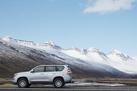 grau, Sport Utility Vehicle, Straße, Schnee, bedeckt, Berg, Höhe, Auto, Wolken, kalt, Tageslicht, Frost, gefroren, hoch, Eis, Landschaft, Berggipfel, Gebirge, Berge, Natur, szenisch, Himmel, Fahrzeug, Wasser, Winter, Winterlandschaft, kalte Temperatur, Transportmittel, Transport, Kraftfahrzeug, Szenen - Natur, Schönheit in der Natur, Tag, Landfahrzeug, schneebedeckter Berg, Reise, Nicht-städtische Szene, weiße Farbe, keine Leute, extremes Wetter, Ausflug, 2K, CC0, gemeinfrei, lizenzfrei