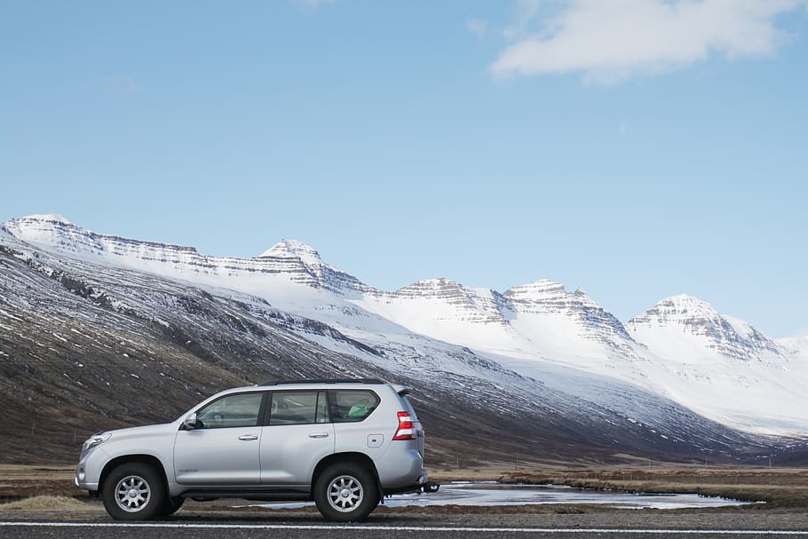 grau, Sport Utility Vehicle, Straße, Schnee, bedeckt, Berg, Höhe, Auto, Wolken, kalt, Tageslicht, Frost, gefroren, hoch, Eis, Landschaft, Berggipfel, Gebirge, Berge, Natur, szenisch, Himmel, Fahrzeug, Wasser, Winter, Winterlandschaft, kalte Temperatur, Transportmittel, Transport, Kraftfahrzeug, Szenen - Natur, Schönheit in der Natur, Tag, Landfahrzeug, schneebedeckter Berg, Reise, Nicht-städtische Szene, weiße Farbe, keine Leute, extremes Wetter, Ausflug, 2K