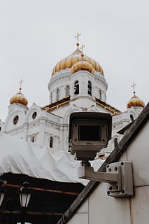 Weiß, braun, Gebäude, uralt, die Architektur, Kamera, Dom, Kirche, Stadt, Kreuz, Tageslicht, Kuppel, Außen, Wahrzeichen, Froschperspektive, orthodox, Religion, religiös, Sicherheit, Straße, Technologie, Tourismus, Turm, Wendepunkt, Anbetung, Gebäudehülle, Spiritualität, Himmel, gebaute Struktur, Anbetungsstätte, Glauben, keine Leute, Flachwinkelansicht, Reiseziele, Natur, klarer Himmel, 5K, CC0, gemeinfrei, lizenzfrei