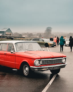 auto rossa, umano, persona, veicolo, mezzi di trasporto, auto, automobile, pneumatico, coupe, auto sportiva, ha parlato, macchina, ruota, ruota in lega, ruota di automobile, strada, berlina, asfalto, parabrezza, Home decor, modo di trasporto, veicolo a motore, veicolo terrestre, persone reali, giorno, uomini, persone accessorie, cielo, città, gruppo di persone, in stile retrò, rosso, architettura, persone, esterno dell'edificio, all'aperto, 2K, CC0, dominio pubblico, privo di copyright