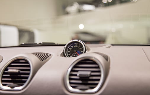 argint coupe, ecartament, auto, transport, mașină, vehicul, kilometraj, volan, mașină sport, parbriz, marcă, simbol, siglă, cupeu, masa, mobila, ambarcațiuni, vas, text, eticheta, conducere, vehicul cu motor, mijloc de transport, în interior, a închide, tablou de bord, vehiculul terestru, Control, interiorul mașinii, panou de control, să se concentreze asupra primelor elemente, interiorul vehiculului, selectiv, nici o persoana, tehnologie, aer condiționat, călătorie, stil retro, luxos, apasa butonul, 4K, CC0, domeniu public, fără drepturi de autor