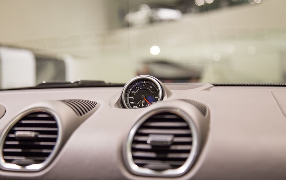 argint coupe, ecartament, auto, transport, mașină, vehicul, kilometraj, volan, mașină sport, parbriz, marcă, simbol, siglă, cupeu, masa, mobila, ambarcațiuni, vas, text, eticheta, conducere, vehicul cu motor, mijloc de transport, în interior, a închide, tablou de bord, vehiculul terestru, Control, interiorul mașinii, panou de control, să se concentreze asupra primelor elemente, interiorul vehiculului, selectiv, nici o persoana, tehnologie, aer condiționat, călătorie, stil retro, luxos, apasa butonul, 4K