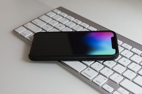 Android-Smartphone, Apple Magic Keyboard, kabellose Technologie, Computer, Computerausrüstung, Tastatur, Computer Tastatur, Technologie, Kommunikation, Verbindung, Laptop, drinnen, Nahansicht, Internet, Geschäft, Studioaufnahme, keine Leute, Computerteil, Computerschlüssel, tragbares Informationsgerät, Computernetzwerk, Smartphone, Konsumismus, 5K, CC0, gemeinfrei, lizenzfrei