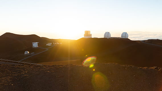 západ slunce na hoře, observatoř, hora, hawaii, mrak, hvězdářství, západ slunce, vulkan, sopka, maunakea, nebe, slunečního světla, Příroda, odlesk objektivu, architektura, krajina, nikdo, stavba, přistát, scenics - příroda, životní prostředí, slunce, cestovat, přeprava, exteriér budovy, destinace, venku, krása v přírodě, 5K, CC0, veřejná doména, bez autorských práv