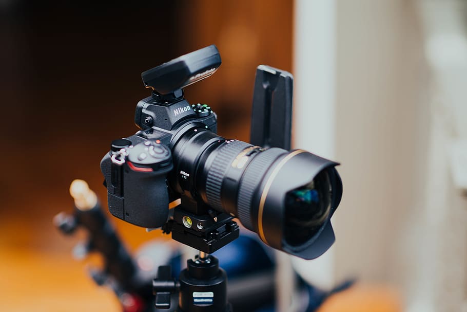 càmera dslr negra, càmera, electrònica, càmera de vídeo, càmera digital, lent de la càmera, corretja, trípode, roda, màquina, va parlar, roda d'aliatge, pantalla lcd, pantalla, monitor, tapa de lent, taula, mobles, ordinador, PC, tecnologia, temes de fotografia, càmera - equip fotogràfic, equip fotogràfic, primer pla, lent - instrument òptic, centrar-se en primer pla, modern, a l'interior, cultura i entreteniment artístic, ocupació professional, càmera de televisió, equipament, lent - ull, els mitjans de comunicació, industria del cinema, cap gent, càmera de vídeo domèstica, vídeo, càmera slr, 5K