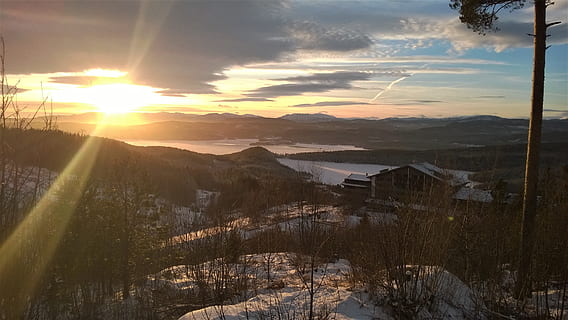 Weiß, Haus, kahl, Bäume, golden, Stunde, Wolken, kalt, Dämmerung, goldene Stunde, Landschaft, Berge, Natur, draußen, szenisch, Himmel, Schnee, Sonne, Sonnenstrahlen, Sonnenaufgang, Sonnenuntergang, Winter, Winterlandschaft, Sonnenlicht, Berg, Sonnenstrahl, Linseneffekt, wolke - himmel, gebaute Struktur, Schönheit in der Natur, Szenen - Natur, die Architektur, Umgebung, Pflanze, Gebäudehülle, kalte Temperatur, Gebirge, keine Leute, hell, schneebedeckter Berg, 2K, CC0, gemeinfrei, lizenzfrei