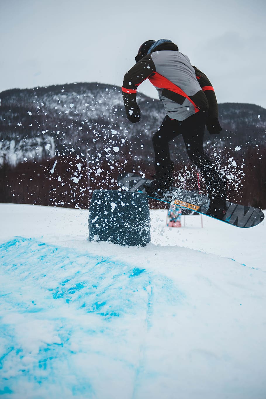 mand is skateboarding, natur, udendørs, person, human, sne, sport, piste, snowboarding, is, fritids aktiviteter, eventyr, vand, hav, ocean, havbølger, vejr, stå på ski, bjerg, legetøj, vinter, rigtige mennesker, fritidsaktivitet, en person, vintersport, kold temperatur, ekstrem sport, bevægelse, livsstil, herrer, dag, dygtighed, fritidsaktiviteter, varme tøj, 5K