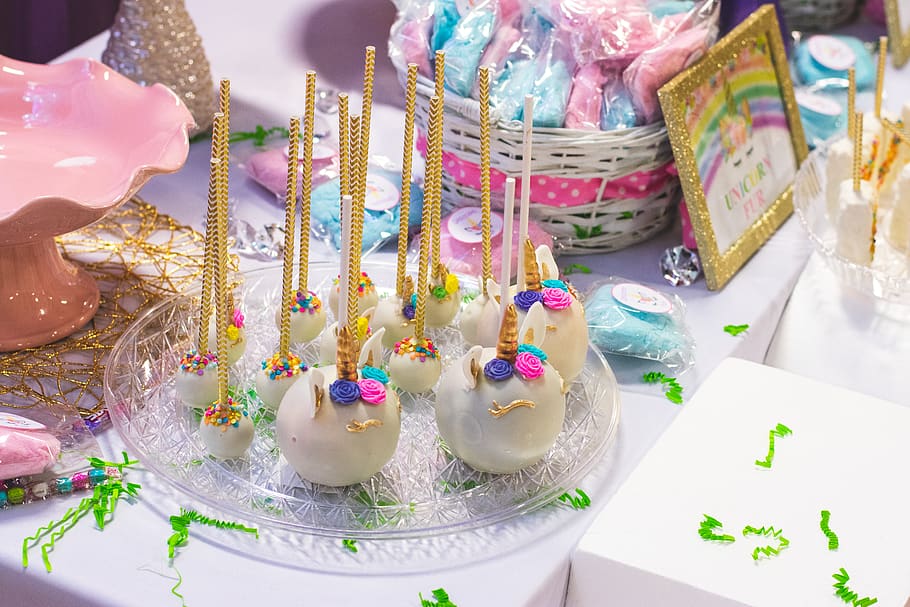 bílý dort pops, narozeniny, narozeninový dort, Jasný, dort, svíčka, cukroví, oslava, detail, konfety, dekorace, Lahodné, zábava, Všechno nejlepší k narozeninám, uvnitř, požitek, večírek, pečivo, cukr, sladký, tradiční, sladké jídlo, nikdo, stálý život, stůl, výběr, dezert, jídlo a pití, vícebarevné, jídlo, variace, událost, společenská akce, pečený, pokušení, 5K